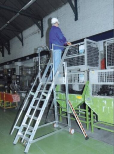 Acheter un escalier mobile de rayonnage de Tubesca-Comabi en aluminium plateforme d'entretien magasins et industries