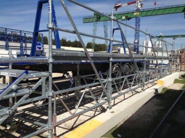 QUAI DE DECHARGEMENT STRUCTURE ECHAFAUDAGE MULTIDIRCTIONNEL COMABI