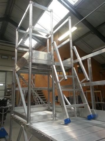 Rehausseur pour plateforme SOG / Escalier en aluminium autoporteur de chez Ultralu