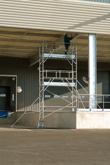 Échafaudage roulant de Tubesca-Comabi Totem 2 BOX 250 en aluminium - Éligible aux subventions et aides financières simplifiées